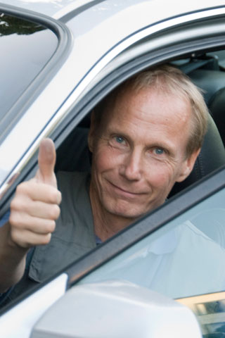 Låssmed i Stockholm Person i en bil gör tummen upp